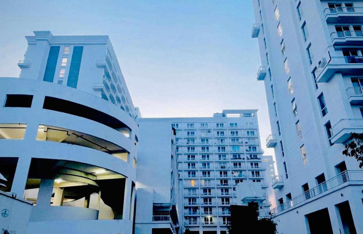 Dolphin Inn & Suites Manhattan Lucknow Exterior foto